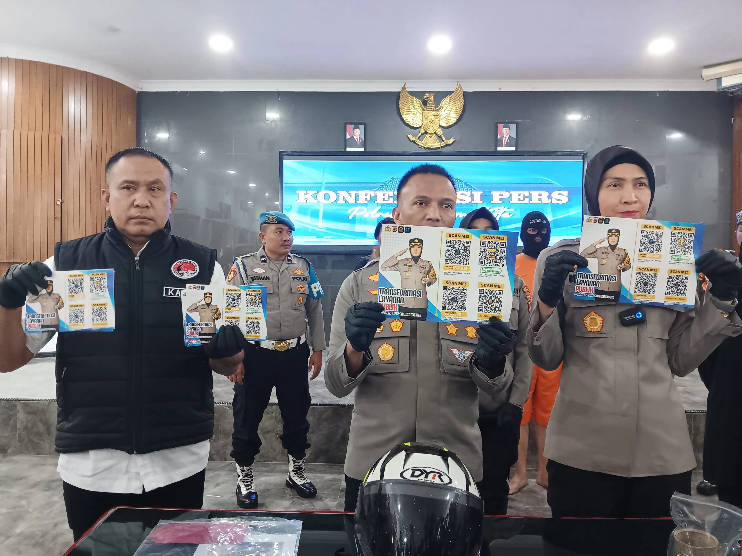BERINOVASI:  Kapolres Sukabumi Kota AKBP Rita Suwadi saat memperkenalkan terobosan digital saat konferensi pers di Aula Rekonfu Polres Sukabumi Kota, belum lama ini.(FT: BAMBANG/RADARSUKABUMI)