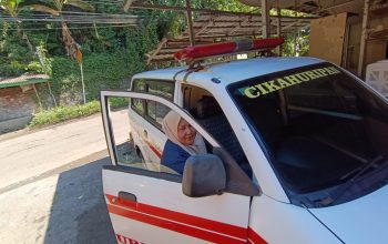 PEDULI WARGA: Istri Jaro Midun, Eroh Suryanti saat memasuki mobil ambulan. (FOTO : NANDI/ RADARSUKABUMI)