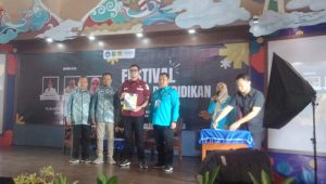 Bukan Hanya Mengajar, Guru SD di Citamiang Kota Sukabumi Ini Juga Pintar Menulis Buku Panduan Kurikulum
