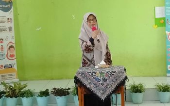 PEMBINAAN : Ketua P2TP2A Kabupaten Sukabumi, Hj. Yani Jatnika Marwan, saat memberikan arahan dihadapan para siswa SMP Ciambar, Kecamatan Ciambar, Kabupaten Sukabumi.