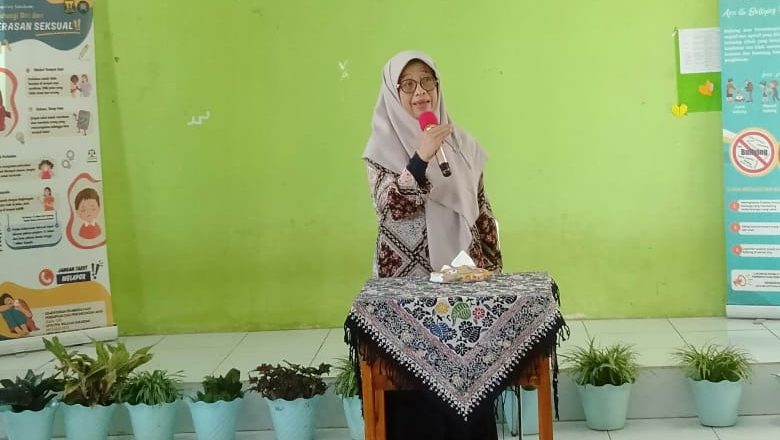 PEMBINAAN : Ketua P2TP2A Kabupaten Sukabumi, Hj. Yani Jatnika Marwan, saat memberikan arahan dihadapan para siswa SMP Ciambar, Kecamatan Ciambar, Kabupaten Sukabumi.