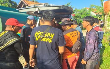 Suasana saat tim Sar gabungan evakuasi jasad Korban.(FOTO : NANDI/ RADARSUKABUMI)