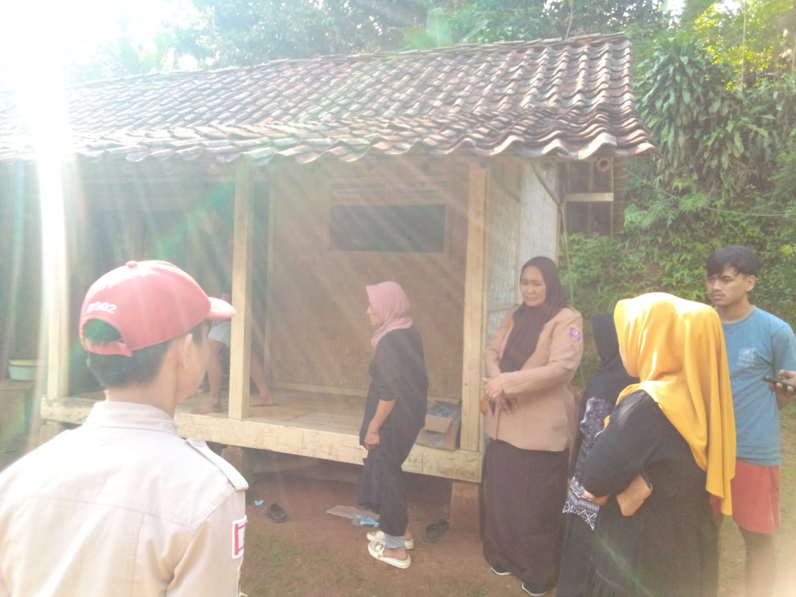 DIPERIKSA : Petugas medis saat memeriksa jasad pasutri yang ditemukan tewas di Kampung Sukabakti, RT 04/RW 09, Desa Sukamulya, Kecamatan Cikembar, Kabupaten Sukabumi, pada Sabtu (31/5) siang.(FOTO : UNTUK RADAR SUKABUMI)
