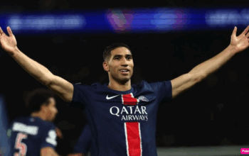 Bek Paris Saint-Germain asal Maroko Achraf Hakimi merayakan golnya dalam pertandingan leg kedua semifinal Liga Champions UEFA antara Paris Saint-Germain (PSG) dan Arsenal di stadion Parc des Princes di Paris, pada 7 Mei 2025. (AFP)