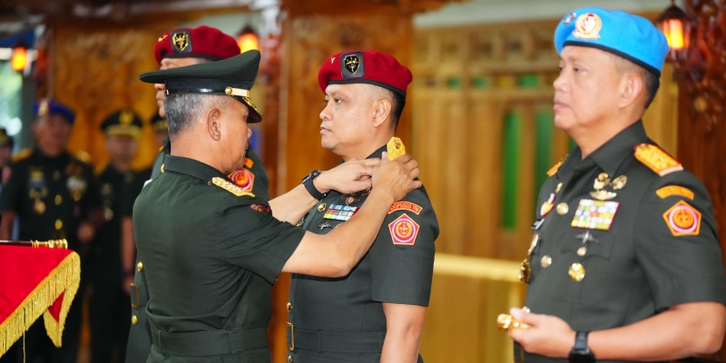 Kasum TNI Letjen Richard Tampubolon, mewakili Panglima TNI Jenderal Agus Subiyanto, memimpin Sertijab Danpaspampres dan Dankoopssus di Mabes TNI, Cilangkap, Jakarta Timur/Puspen TNI