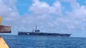 Penampakan Kapal Perang AS USS Nimitz Lintasi Selat Malaka