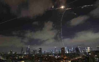 Sistem pertahanan udara Iron Dome Israel menembaki untuk mencegat rudal di atas Tel Aviv, Israel, Minggu dini hari, 15 Juni 2025/Net