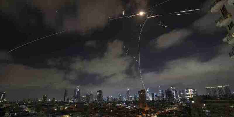 Sistem pertahanan udara Iron Dome Israel menembaki untuk mencegat rudal di atas Tel Aviv, Israel, Minggu dini hari, 15 Juni 2025/Net