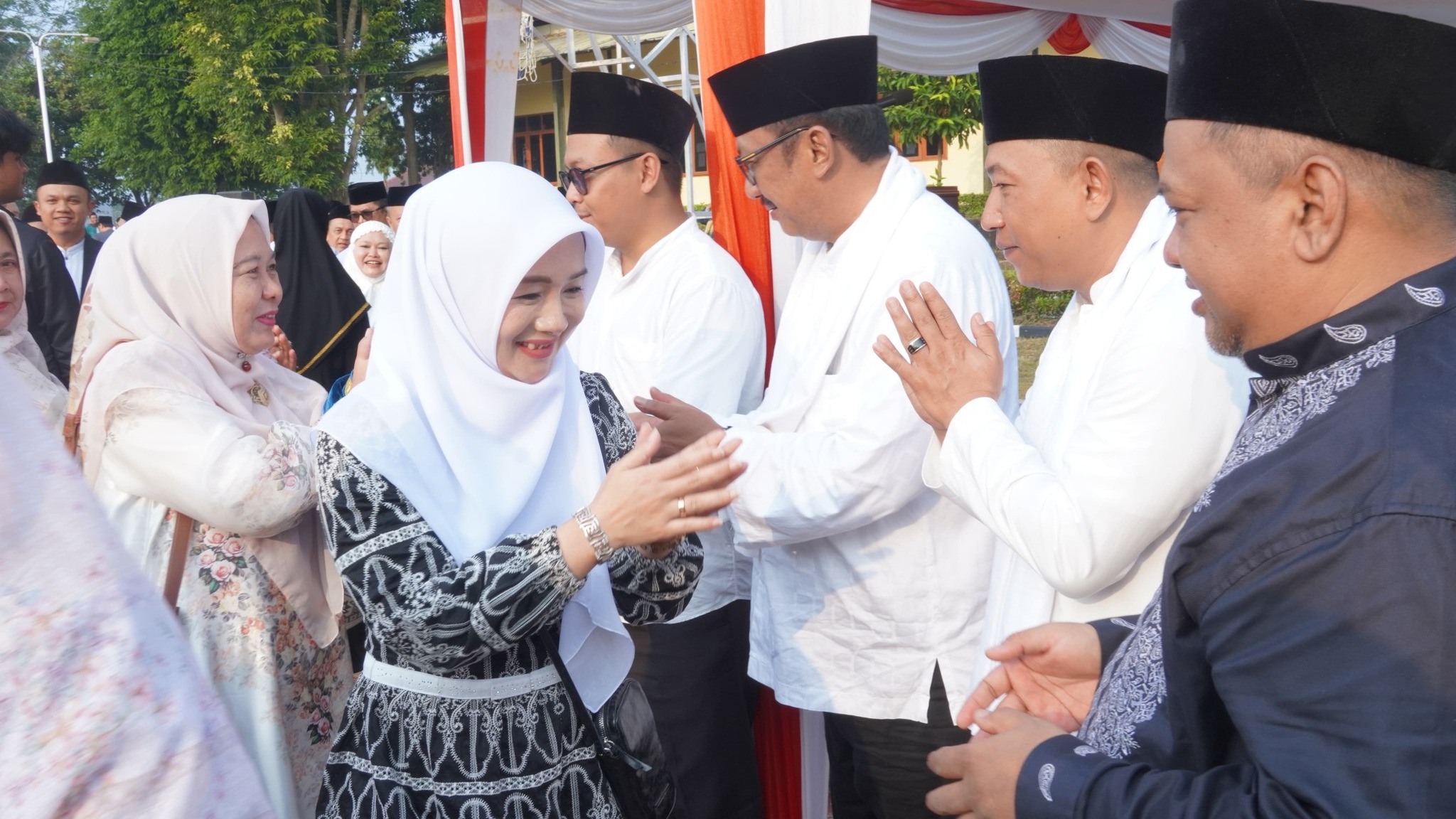 Bupati Sukabumi Asep Japar bersama jajaran pimpinan daerah melaksanakan Salat Idul Adha 1446 Hijriah di Pondok Pesantren Modern Assalam Putri, Kecamatan Warungkiara, pada Jumat (6/6/2025).