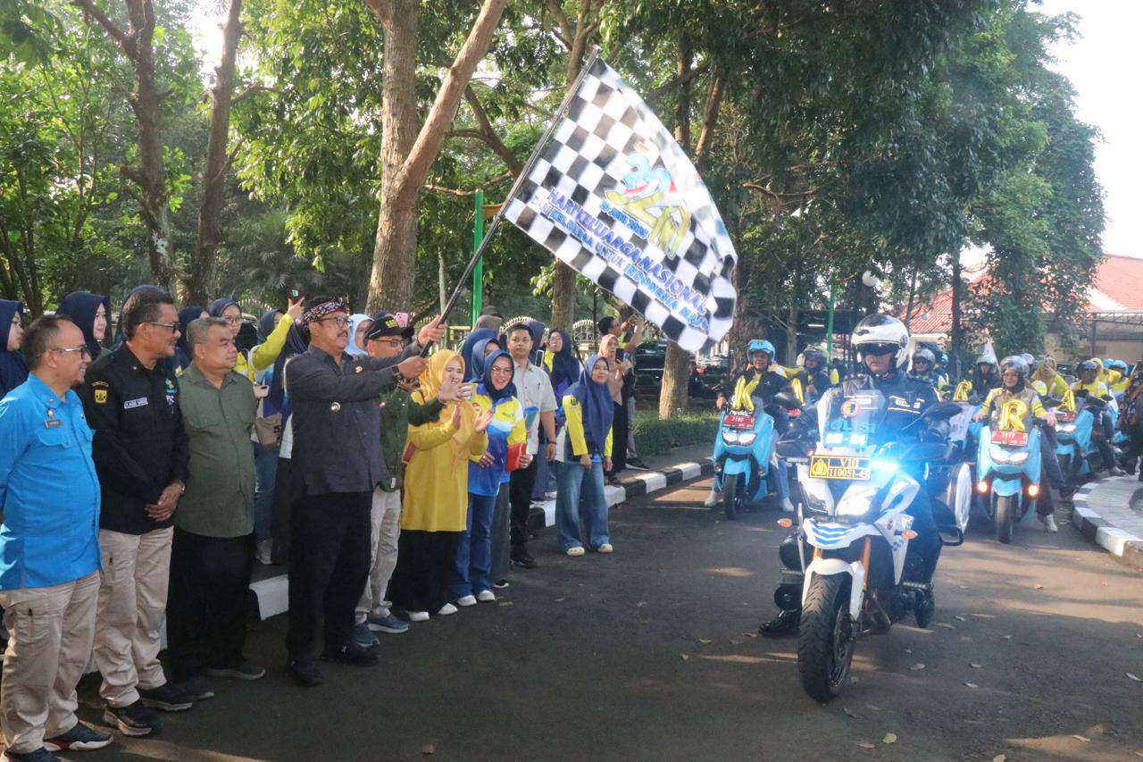 Dalam rangka memperingati Hari Keluarga Nasional (Harganas) ke-32 tingkat Provinsi Jawa Barat, Bupati Sukabumi, Asep Japar, melepas Tim Kirab Bangga Kencana Kabupaten Sukabumi sekaligus menyerahkan bantuan sembako kepada keluarga berisiko stunting.