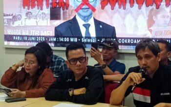 Aktivis 98 Jimmy Fajar alias Jimbong (tengah)