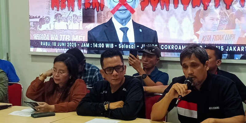 Aktivis 98 Jimmy Fajar alias Jimbong (tengah)