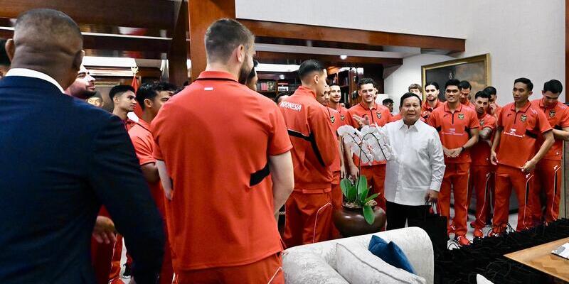 Presiden Prabowo Subianto menyambut kedatangan rombongan Timnas Indonesia di kediamannya di Jalan Kertanegara, Jakarta, Jumat, 6 Juni 2025/Sekretariat Presiden RI