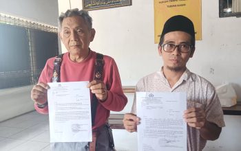 WAWANCARA: Ketua RW7 Kampung Ciaul Baru, Kelurahan Subangjaya, Kecamatan Cikole Muhamad Hamdani saat diwawancara sejumlah media, Selasa (3/6).(FT: BAMBANG/RADARSUKABUMI)