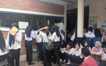 DISERBU PELAMAR: Sejumlah pelamar kerja saat mendatangi Kantor Disnaker Kota Sukabumi, Selasa (3/6). (FT: BAMBANG/RADARSUKABUMI)