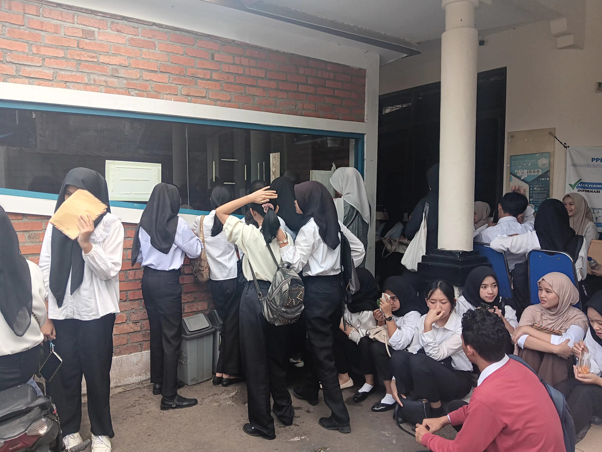 DISERBU PELAMAR: Sejumlah pelamar kerja saat mendatangi Kantor Disnaker Kota Sukabumi, Selasa (3/6). (FT: BAMBANG/RADARSUKABUMI)