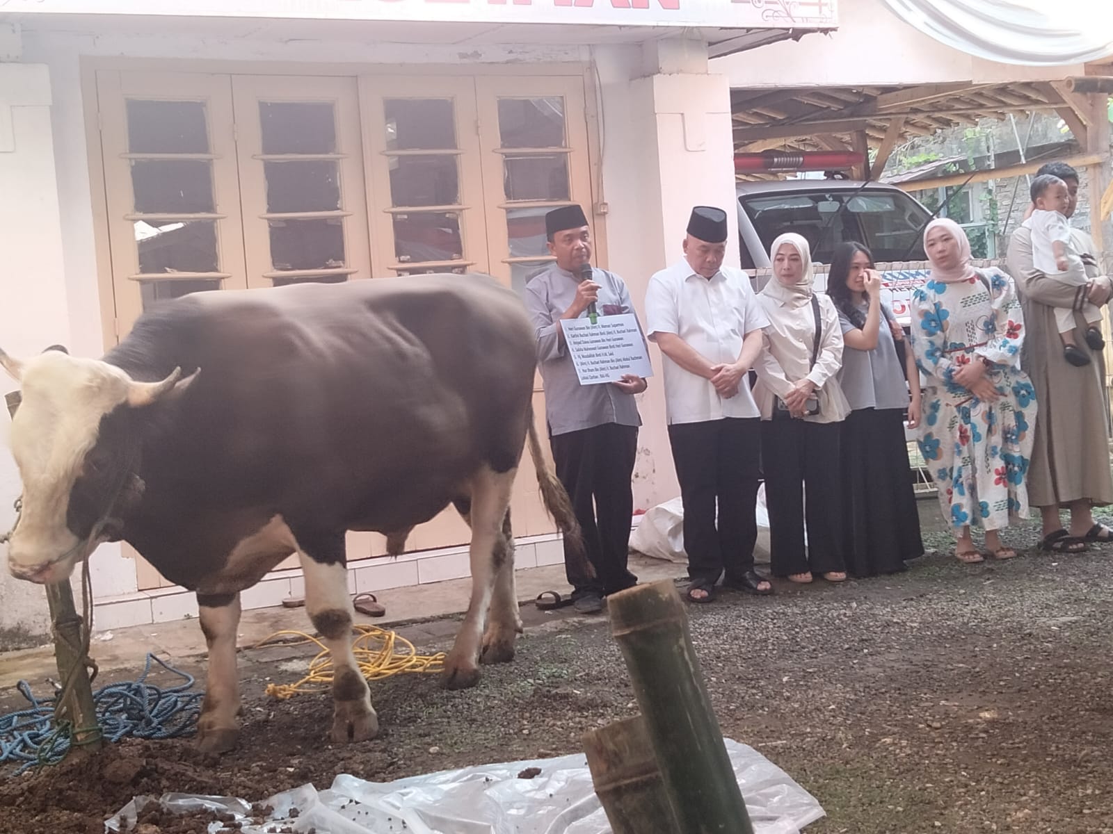 Anggota DPR RI dari Fraksi Partai Gerindra, Heri Gunawan, bersama keluarga kembali menggelar pemotongan hewan kurban di Rumah Aspirasi dan Inspirasi Heri Gunawan (RAI Hergun), Jalan Arif Rahman Hakim, Kelurahan Benteng, Kecamatan Warudoyong, Kota Sukabumi.