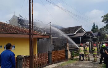 DIPADAMKAN : Petugas gabungan saat memadamkan api yang membakar satu rumah di Perum Cimahpar Endah 1 RT 02 RW 11 Jalan Seroja, Desa Sukaraja, Kecamatan Sukaraja, Kabupaten Sukabumi, pada Rabu (11/06) siang.