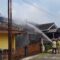 DIPADAMKAN : Petugas gabungan saat memadamkan api yang membakar satu rumah di Perum Cimahpar Endah 1 RT 02 RW 11 Jalan Seroja, Desa Sukaraja, Kecamatan Sukaraja, Kabupaten Sukabumi, pada Rabu (11/06) siang.