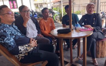 MENYAMPAIKAN: Dua nelayan dengan didampingi ketiga kuasa hukumnya saat diwawancara.