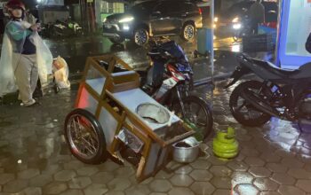 OLAH TKP: Petugas Polres Sukabumi Kota saat melakukan olah TKP kecelakaan lalu lintas yang menewaskan pedagang cilok di Jalan Raya Cisaat, tepatnya di depan Kantor BRI Unit Cisaat, Desa Sukamanah, Kecamatan Cisaat, Kabupaten Sukabumi.