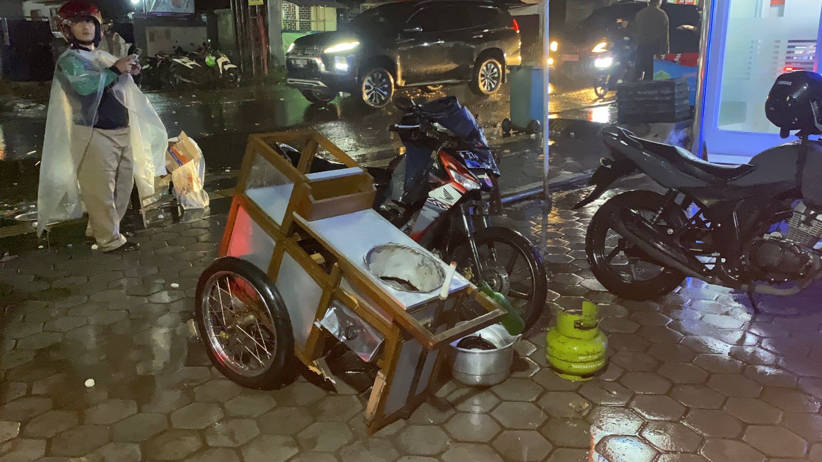 OLAH TKP: Petugas Polres Sukabumi Kota saat melakukan olah TKP kecelakaan lalu lintas yang menewaskan pedagang cilok di Jalan Raya Cisaat, tepatnya di depan Kantor BRI Unit Cisaat, Desa Sukamanah, Kecamatan Cisaat, Kabupaten Sukabumi.