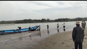 Dihantam Gelombang Tinggi, KM Panyalu Terbalik di Muara Cikaso: Satu Nelayan Tewas, Satu Masih Dicari