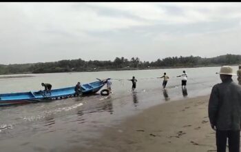 Nelayan saat mengevakuasi korban meninggal.(FOTO: UNTUK RADARSUKABUMI)