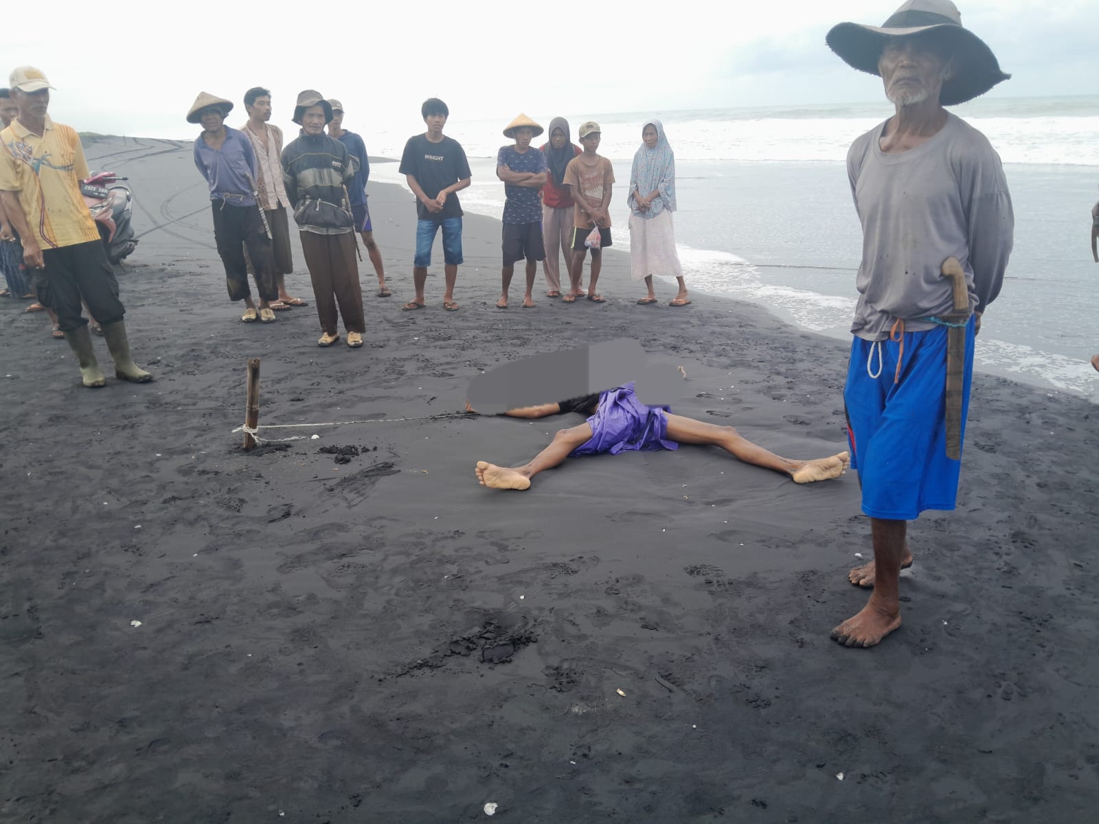 Tim SAR gabungan berhasil menemukan nelayan korban kecelakaan laut di Perairan Muara Cikaso, Kabupaten Sukabumi. Saeful (38), nahkoda kapal KM Panyalu, ditemukan dalam keadaan meninggal dunia di Pantai Cikawung, Desa Cidahu, Kecamatan Cibitung, Rabu (18/6) pagi.