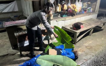 Pihak kepolisian saat melakukan pengecekan di lokasi kecelakaan lalu lintas.(FOTO: NANDI/RADARSUKABUMI)