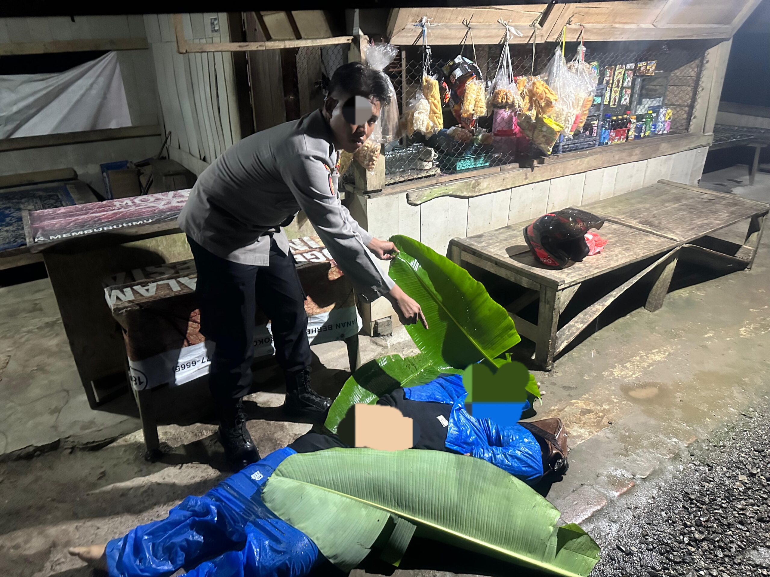 Pihak kepolisian saat melakukan pengecekan di lokasi kecelakaan lalu lintas.(FOTO: NANDI/RADARSUKABUMI)