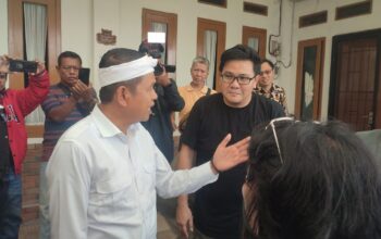 DITINJAU : Gubernur Jawa Barat, Dedi Mulyadi, saat meninjau lokasi rumah singgah yang diduga difungsikan sebagai tempat ibadah non-muslim tanpa izin resmi di Kampung Tangkil RT 004/RW 001, Desa Tangkil, Kecamatan Cidahu, Kabupaten Sukabumi, pada Senin (30/06).
