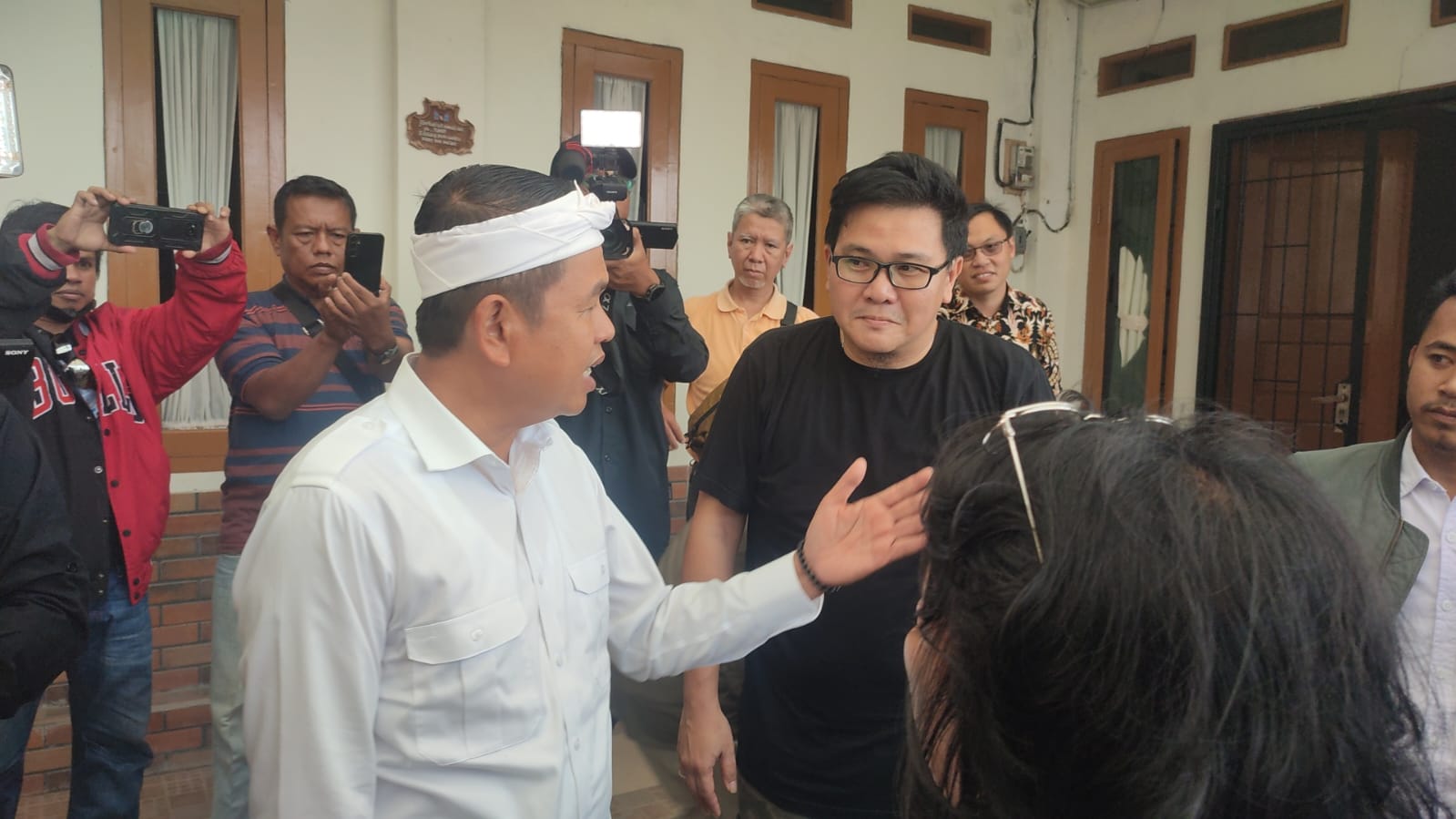 DITINJAU : Gubernur Jawa Barat, Dedi Mulyadi, saat meninjau lokasi rumah singgah yang diduga difungsikan sebagai tempat ibadah non-muslim tanpa izin resmi di Kampung Tangkil RT 004/RW 001, Desa Tangkil, Kecamatan Cidahu, Kabupaten Sukabumi, pada Senin (30/06).