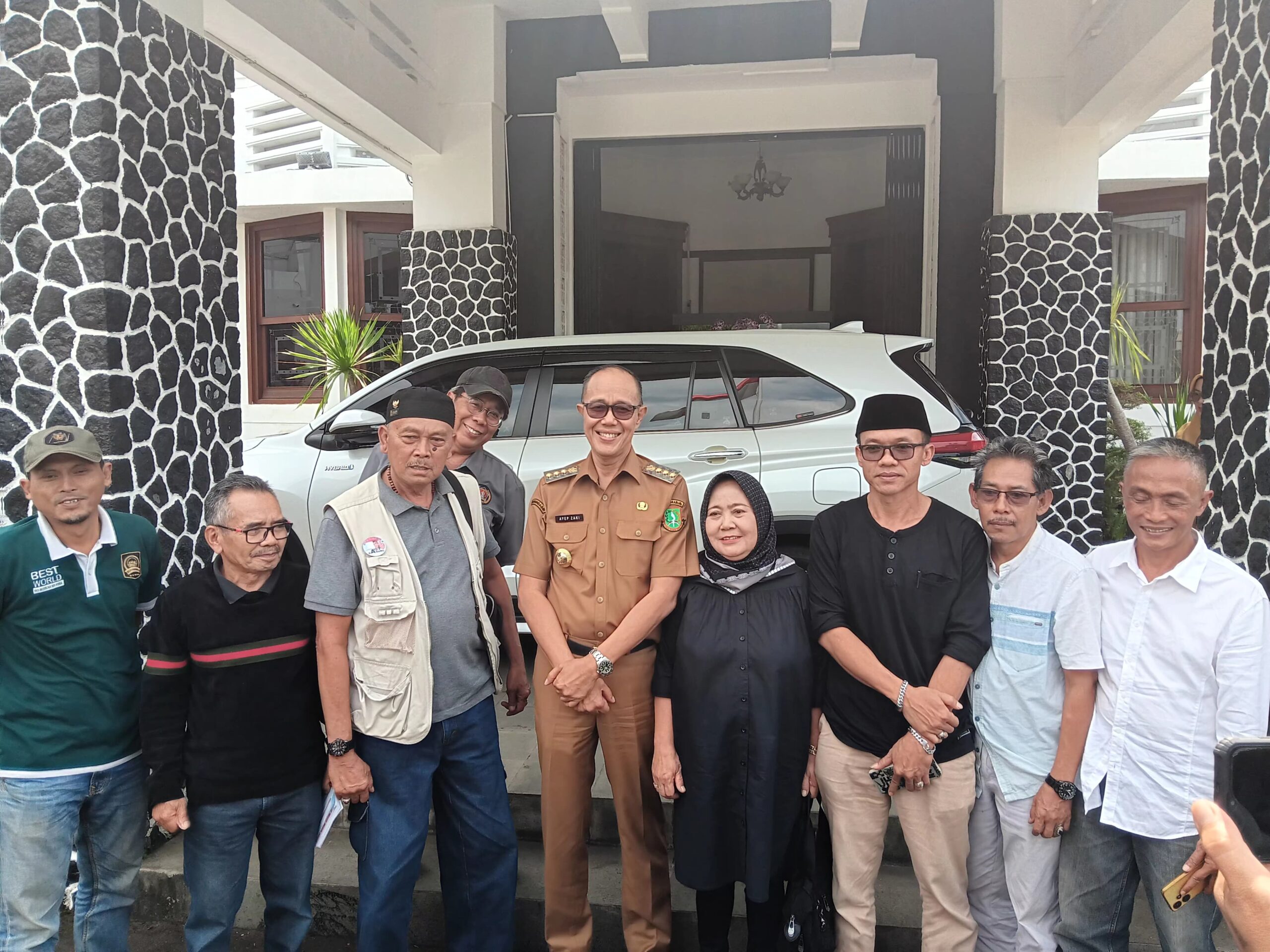 Sejumlah tokoh masyarakat yang tergabung dalam Tim Koordinator Kepemudaan dan Organisasi Kemasyarakatan Susukecir mendatangi Balai Kota Sukabumi, Senin (30/6),