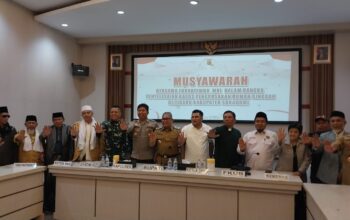 Suasana saat pelaksanaan musyawarah bersama forkopimda, MUI, tokoh agama, tokoh masyarakat, FKUB, dalam rangka penyelesaian kasus pengrusakan rumah singgah di Cidahu yang digelar Senin (30/6/2025) diaula rapat Makopolres jalan Sudirman, Kecamatan Palabuhanratu.