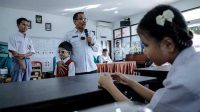 Bantuan Dedi Mulyadi, Kadisdik Jabar Purwanto Berikan Tas dan Sepatu untuk Seluruh Siswa SLBN A Bandung