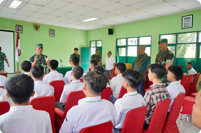 Para siswa mengikuti Pendidikan Karakter Panca Waluya di Rindam III/Siliwangi. (foto: Ist/ Disdik Jabar)