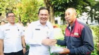 Sekda Purwakarta Serahkan Mesin Perontok Padi ke Kelompok Tani, Kajari Purwakarta Bilang Begini