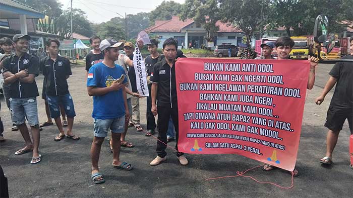 Sopir-Truk-Sukabumi-Tolak-RUU-ODOL
