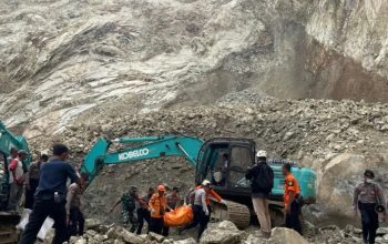 Petugas gabungan saat mengevakuasi jasad korban yang sempat tertimbun material longsor di Gunung Kuda Cirebon, Jawa Barat, Jumat (30/5/2025). (Fathnur Rohman)