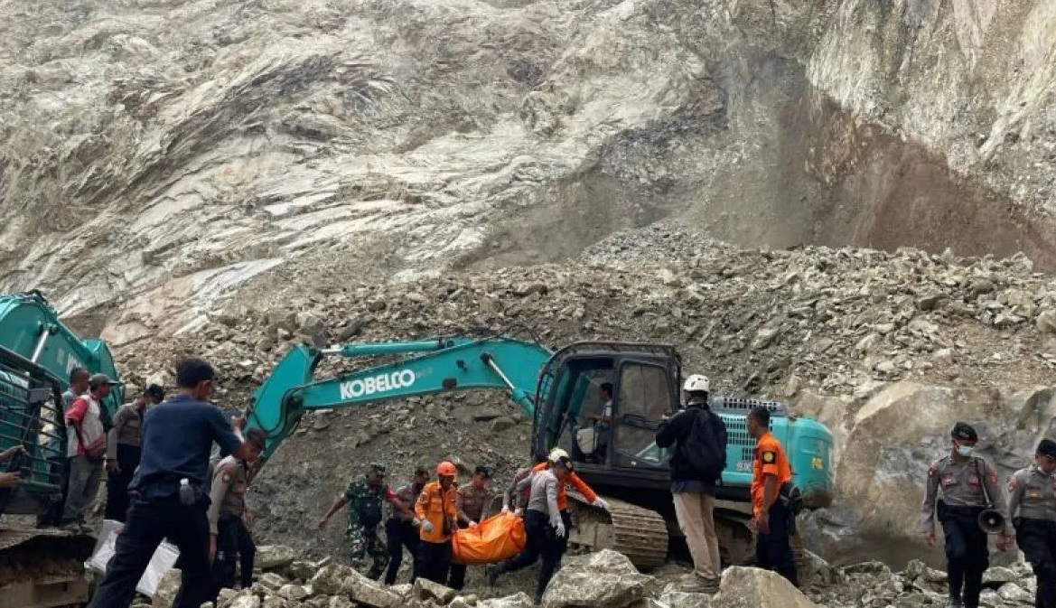 Petugas gabungan saat mengevakuasi jasad korban yang sempat tertimbun material longsor di Gunung Kuda Cirebon, Jawa Barat, Jumat (30/5/2025). (Fathnur Rohman)