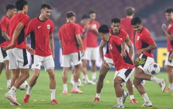 Sejumlah pesepak bola Timnas Indonesia mengikuti sesi latihan resmi jelang pertandingan kualifikasi Piala Dunia 2026 putaran ketiga Grup C di Stadion Utama Gelora Bung Karno, Jakarta, Rabu (4/6/2025). Latihan tersebut sebagai persiapan jelang pertandingan melawan Timnas China pada Kamis (5/6). ANTARA FOTO/Bayu Pratama S/foc.