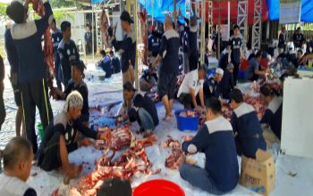 Jamaah Masjid Al Madinah Mutiara Bogor Raya Katulampa, Kota Bogor melakukan penyembelihan dan pembagian daging kurban. (Diskominfo Kota Bogor)