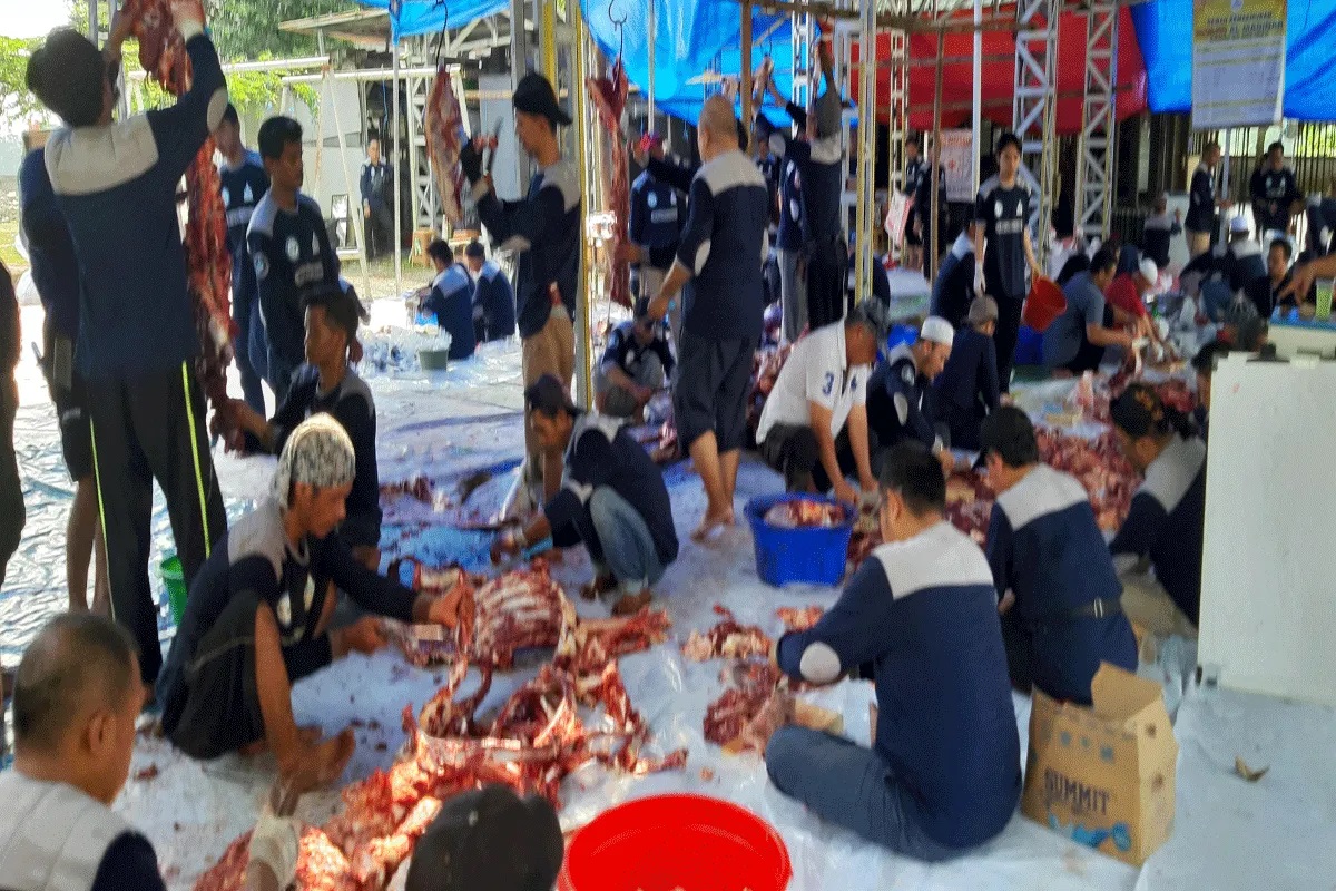 Jamaah Masjid Al Madinah Mutiara Bogor Raya Katulampa, Kota Bogor melakukan penyembelihan dan pembagian daging kurban. (Diskominfo Kota Bogor)