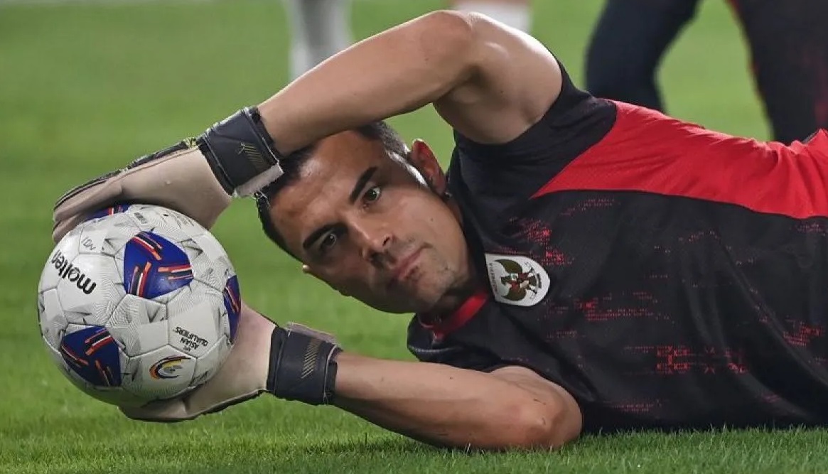Penjaga gawang Timnas Indonesia Emil Audero mengikuti sesi latihan resmi jelang pertandingan kualifikasi Piala Dunia 2026 putaran ketiga Grup C di Stadion Utama Gelora Bung Karno, Jakarta, Rabu (4/6/2025). 