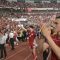 Pesepak bola Timnas Indonesia Jays Noah Idzes (kanan) menyapa suporter Indonesia usai pertandingan melawan Timnas China pada laga Kualifikasi Piala Dunia 2026 putaran ketiga Grup C di Stadion Utama Gelora Bung Karno, Jakarta, Kamis (5/6/2025).