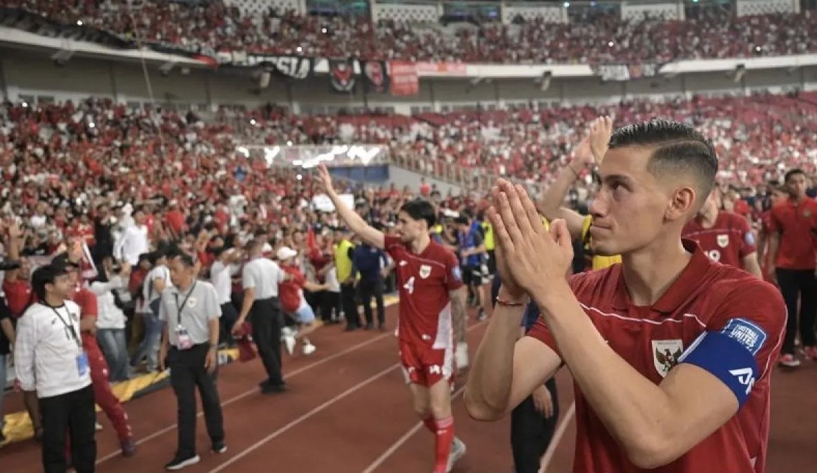 Pesepak bola Timnas Indonesia Jays Noah Idzes (kanan) menyapa suporter Indonesia usai pertandingan melawan Timnas China pada laga Kualifikasi Piala Dunia 2026 putaran ketiga Grup C di Stadion Utama Gelora Bung Karno, Jakarta, Kamis (5/6/2025).