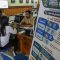 Petugas membantu orang tua murid mendapatkan informasi Sistem Penerimaan Murid Baru (SPMB) di Posko Pelayanan SPMB Dinas Pendidikan dan Kebudayaan Prov Jateng, Semarang, Jawa Tengah, Senin (2/6/2025). (Makna Zaezar)