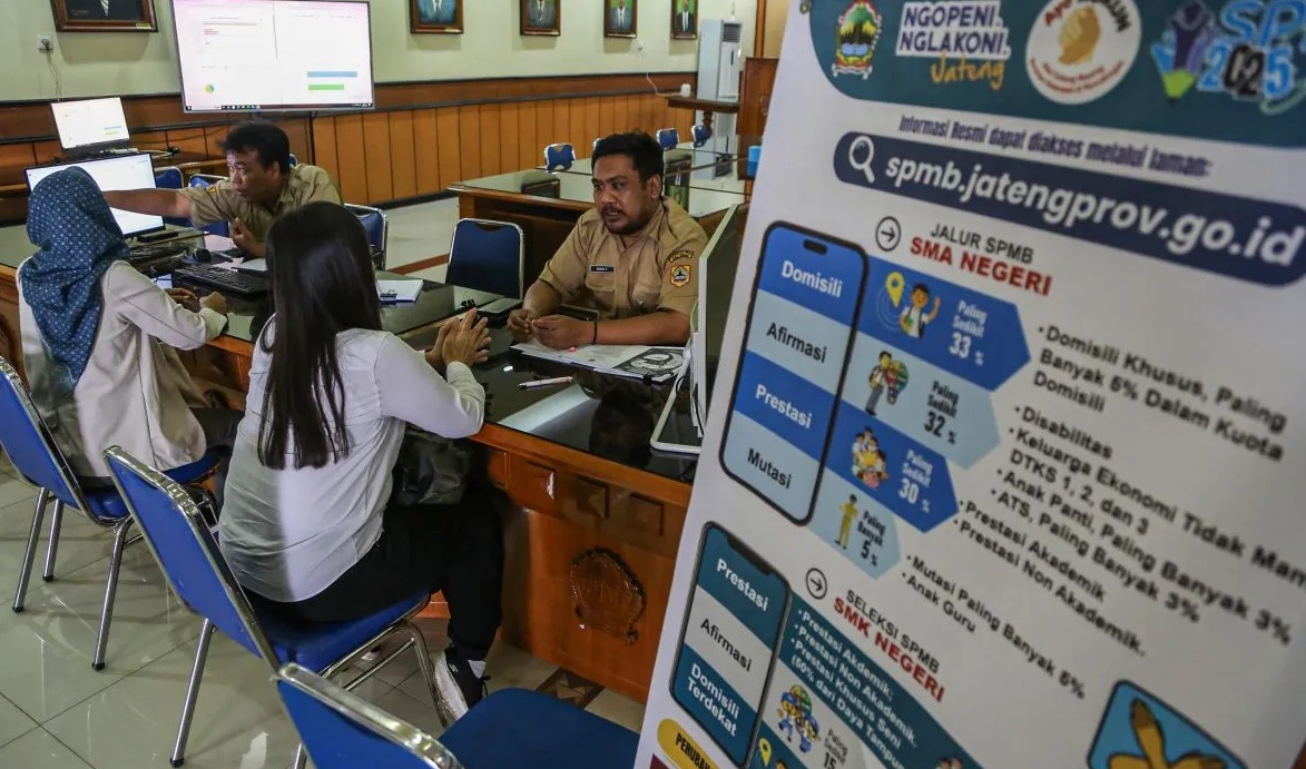 Petugas membantu orang tua murid mendapatkan informasi Sistem Penerimaan Murid Baru (SPMB) di Posko Pelayanan SPMB Dinas Pendidikan dan Kebudayaan Prov Jateng, Semarang, Jawa Tengah, Senin (2/6/2025). (Makna Zaezar)