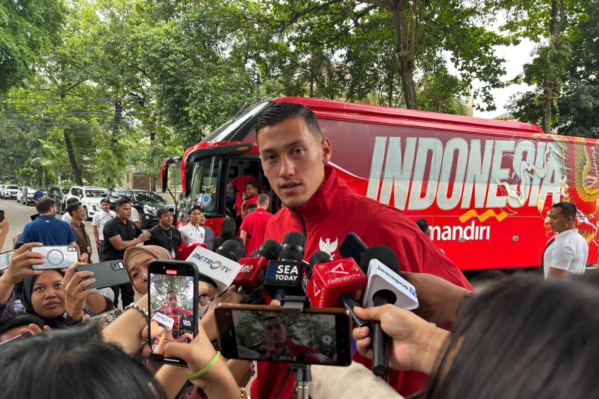 Jay Idzes saat berbicara dengan awak media setelah rombongan Timnas Indonesia menemui Presiden Prabowo Subianto di Kertanegara, Jakarta pada Jumat (6/6/2025). (Genta Tenri Mawangi)
